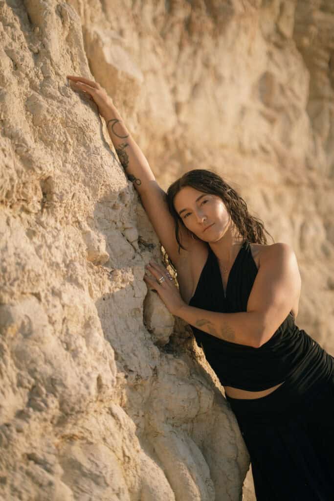 1. Frau an Felsen beim Yoga, Natur, Entspannung, Fitness, Sport, Outdoor, Juli Steffen.