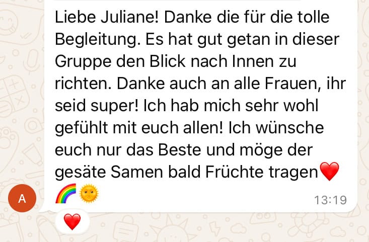 Freundliche Frau im Beratungsgespräch, Fokus auf personalisierte Beratung, Wohlfühlatmosphäre, nachhaltige Produkte.