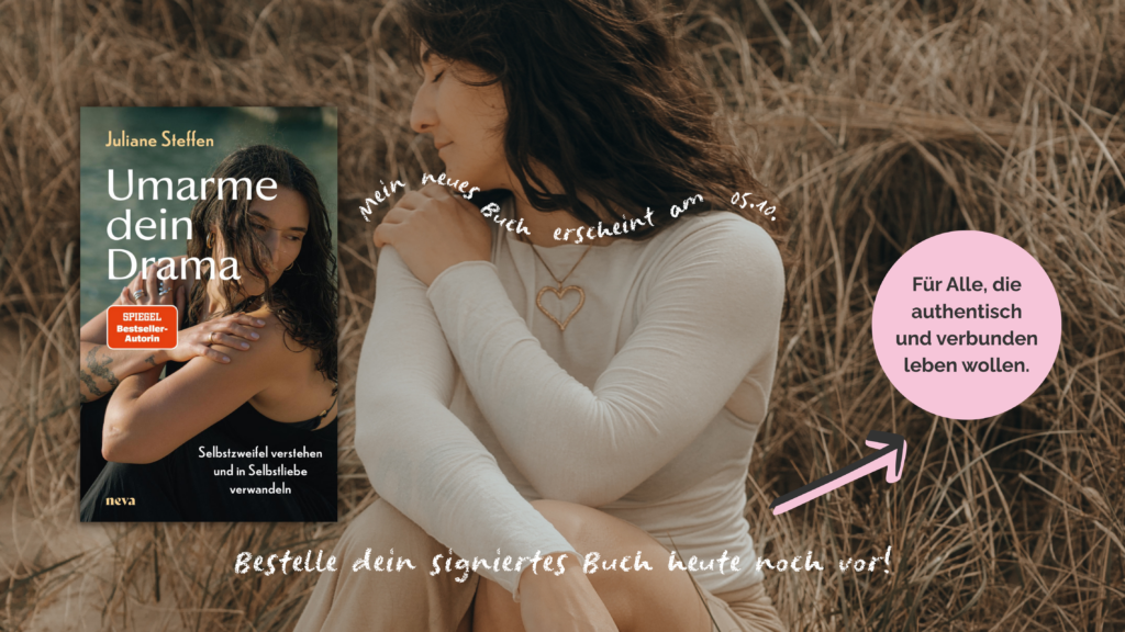 Ein Foto von Therapeutin und Expertin für Parentifizierung Juliane Steffen mit ihrem Buch "Umarme dein Drama".