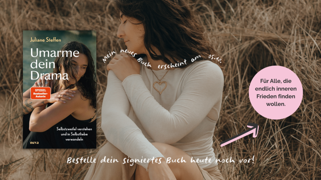 Ein Foto von Therapeutin und Expertin für People Pleasing und Beziehungskonflikte Juliane Steffen mit ihrem Buch "Umarme dein Drama".