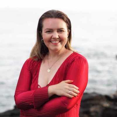 Erfahrene Businesscoach und OEE-Expertin Juliane Steffen am Meer.