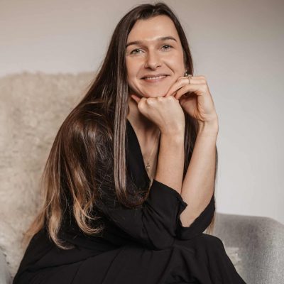 Entspannter Business-Coach, Expertin für persönliche Entwicklung und erfolgreiche Kommunikation.