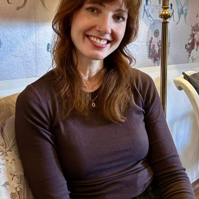 Entspannende Business-Frau, Coaching, Beratung, professionell, authentisch, freundliche Atmosphäre.