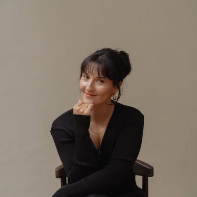 Entspannter Portrait von Juliane Steffen, Expertin für persönliche Entwicklung und Erfolg.