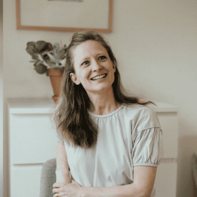 Entspannter Frauencoaching Experte Juliane Steffen bei Beratung und intuitivem Life Coaching in entspannter Umgebung.