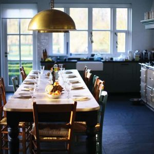 Eleganter Esstisch in moderner Küche mit viel Tageslicht und stilvollen Sitzgelegenheiten.